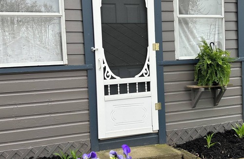 Geneva-on-the-Lake Cottage | Gia Cottage: Vintage Comfort with Pool Access & Full Kitchen
