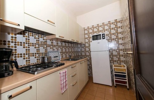 Frader Apartment | Scenic Gianni Retreat: 3 Bedrooms with Balcony & Lake View