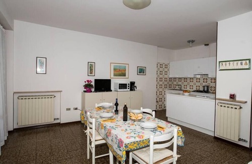 Frader Apartment | Scenic Gianni Retreat: 3 Bedrooms with Balcony & Lake View