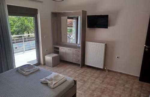 Skines Villa | Discover Giannis Villa: Family-Friendly Oceanfront Retreat