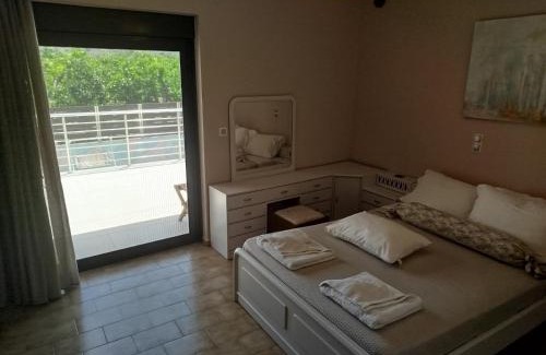 Skines Villa | Discover Giannis Villa: Family-Friendly Oceanfront Retreat
