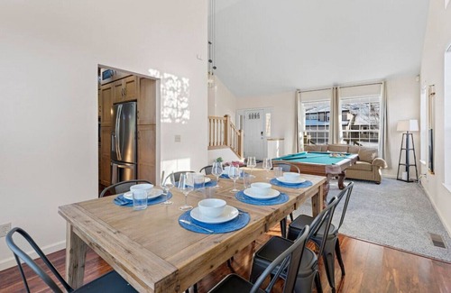 Sparks House | Indulgent 5 BD Home with Giant Jacuzzi & Game Room Fun
