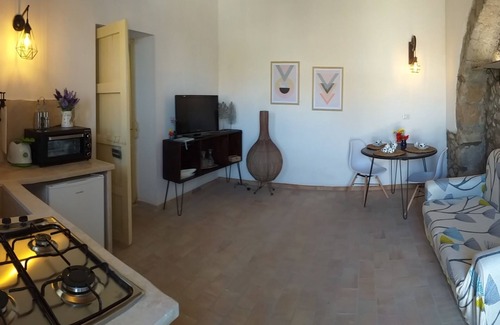Naro House | Cozy Retreat at Gibbesi Country Farm with Pool Access