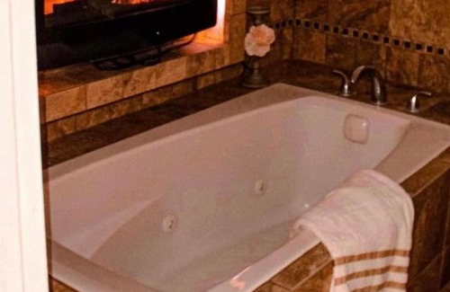 New Waverly Bed & Breakfast | Gibbs Street Manor: Top-Rated Retreat with Hot Tub & Breakfast