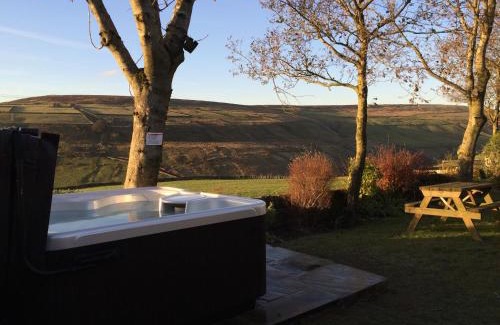 Hebden Bridge House | Gibraltar Farm Cottage: Pet-Friendly Retreat with Hot Tub
