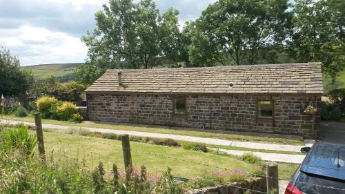 Hebden Bridge House | Gibraltar Farm Cottage: Pet-Friendly Retreat with Hot Tub