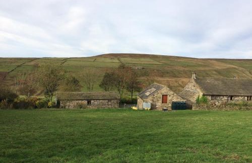 Hebden Bridge House | Gibraltar Farm Cottage: Pet-Friendly Retreat with Hot Tub