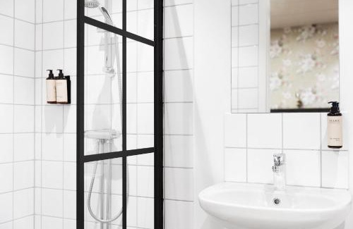 Jonsered Bed & Breakfast | Pet-Friendly Gibsons Hotell with Kitchen & Accessibility