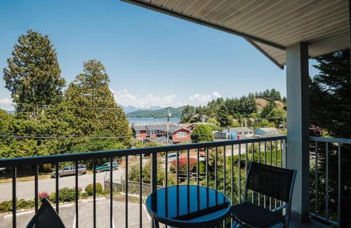 Gibsons Hotel | Discover Gibsons Landing Inn: Family-Friendly Retreat
