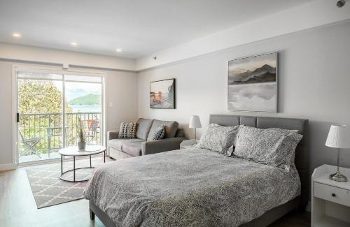 Gibsons Hotel | Discover Gibsons Landing Inn: Family-Friendly Retreat