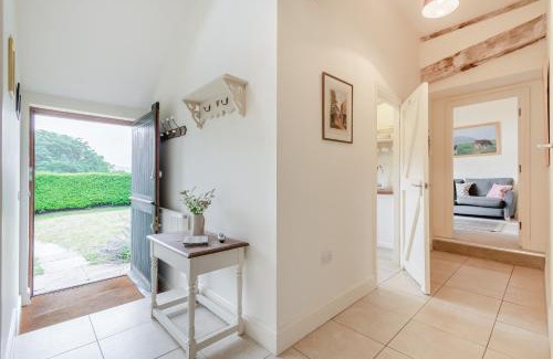 East Dean and Friston House | Giddy Cottage: Pet-Friendly Retreat with Breakfast Included