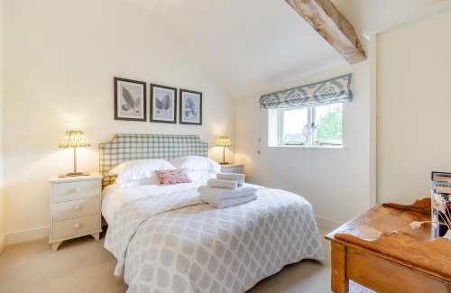 East Dean and Friston House | Giddy Cottage: Pet-Friendly Retreat with Breakfast Included