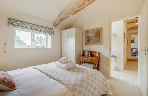 East Dean and Friston House | Giddy Cottage: Pet-Friendly Retreat with Breakfast Included