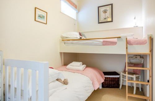 East Dean and Friston House | Giddy Cottage: Pet-Friendly Retreat with Breakfast Included