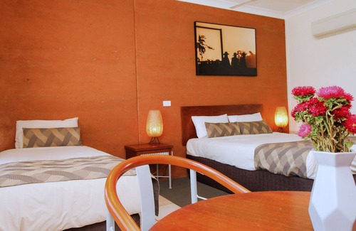 Cloncurry Hotel | Eco-Friendly Gidgee Inn Motel with Pool & Family Amenities