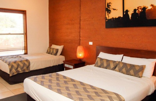 Cloncurry Hotel | Eco-Friendly Gidgee Inn Motel with Pool & Family Amenities