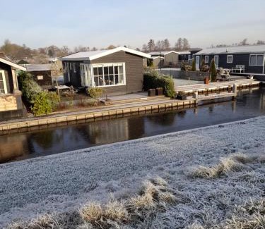 Giethoorn Ski Chalet | Scenic Stay at Giet Oan on Resort Venetië - Rated 9.2/10