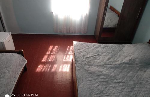 Mtsvane Kontskhi House | Budget-Friendly Stay at Giga Guest House with Kitchen Access