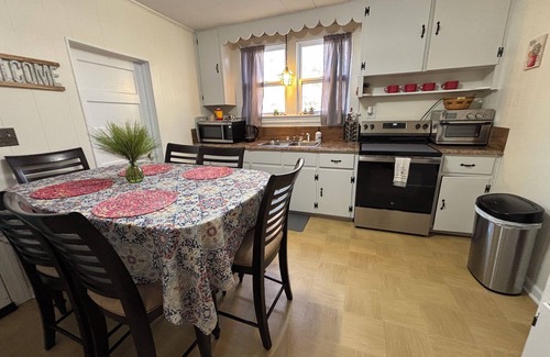 Reed Creek House | Pet-Friendly Giggling Creek Cottage: 45 Acres of Bliss