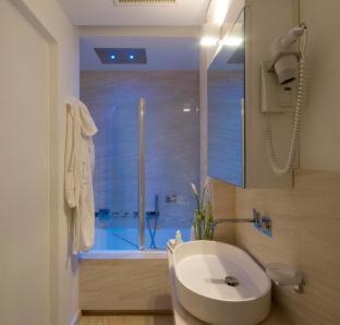 Rione V Ponte Hotel | Gigli D'Oro Suite: Family-Friendly & Accessible Retreat