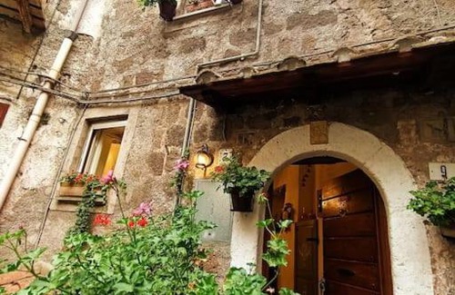 Vallerano Apartment | Giglio Vallerano: Family-Friendly 4-Star Getaway Awaits
