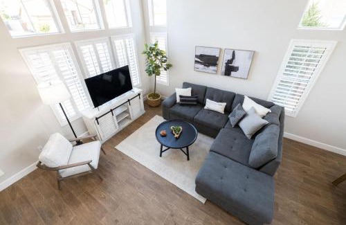 Gilbert House | Discover Comfort at Gilbert Douglas Hotel with Pool & Breakfast