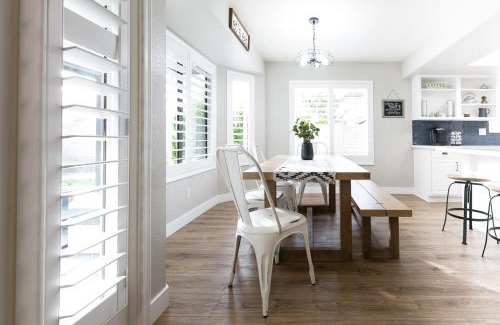 Meadows House | Relax at Gilbert Harwell: Family-Friendly with Pool & Breakfast