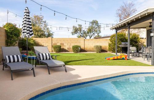 Meadows House | Relax at Gilbert Harwell: Family-Friendly with Pool & Breakfast