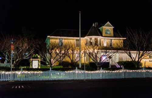 Seaside Hotel | Pet-Friendly Gilbert Inn Seaside with Breakfast and Dining