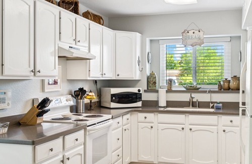 The Islands House | Guest Rated 9.8: Gilbert Island Cozy Home with Pool & Putting Green