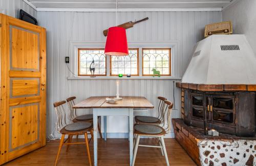 Stoten Cabin | Gilleråsvägen 13 B: Pet-Friendly Retreat with Hot Tub
