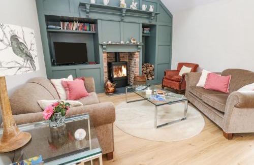 Helston House | Gilly Skyber: Pet-Friendly Retreat with 10/10 Guest Rating