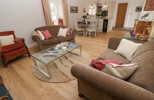 Helston House | Gilly Skyber: Pet-Friendly Retreat with 10/10 Guest Rating