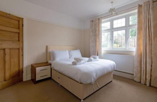 Aylestone House | Discover Gilmoreton House: Family-Friendly & Breakfast Included