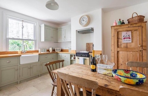Mevagissey Cottage | Unwind at Gin O'Clock, Mevagissey - Walk to the Harbour!