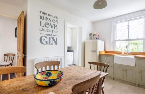 Mevagissey Cottage | Unwind at Gin O'Clock, Mevagissey - Walk to the Harbour!