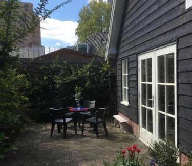 Sloterdijk Bed & Breakfast | Experience Gina's Garden House: Family-Friendly Retreat