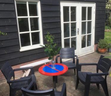 Sloterdijk Bed & Breakfast | Experience Gina's Garden House: Family-Friendly Retreat