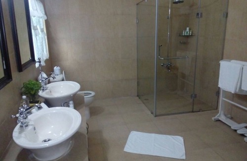 Ging Tea Garden Hotel | Ging Tea House: 5-Star Retreat with Pool and Family Amenities