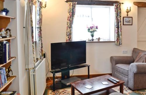Fairford House | Cozy Gingerbread Cottage: Pet-Friendly Family Retreat