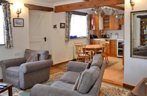 Fairford House | Cozy Gingerbread Cottage: Pet-Friendly Family Retreat