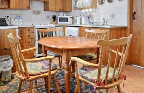 Fairford House | Cozy Gingerbread Cottage: Pet-Friendly Family Retreat