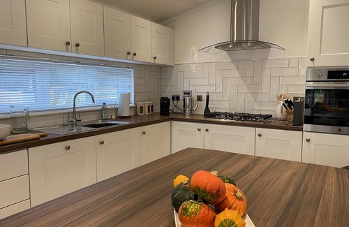 Ryther Apartment | Indulge at Gingerlily Lodge: Hot Tub & Spa Retreat