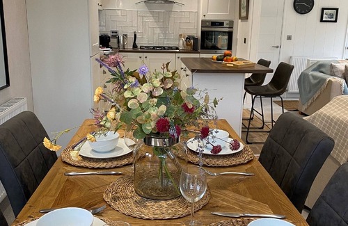 Ryther Apartment | Indulge at Gingerlily Lodge: Hot Tub & Spa Retreat