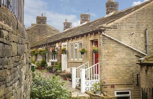 Ainley Top Cottage | Family-Friendly GINNEL CORNER Cottage in Golcar - Rated 10/10