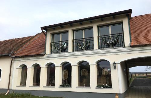 Magyarszombatfa Hotel | Ginti Panzió: Guest Rated 9/10 with Oceanfront Amenities