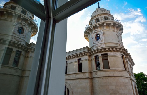Chugureti Apartment | Unforgettable Gio Apartment with Spa in Tbilisi's Heart