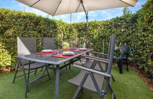 Lu Bagnu Apartment | Gio's Apartment: A Family-Friendly Retreat with Pool Access