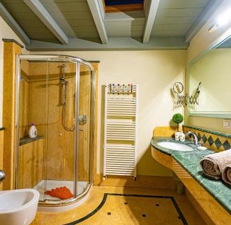 Valeggio sul Mincio Apartment | Oceanfront GioHouse4 Apartment - Guest Rated 9.3/10