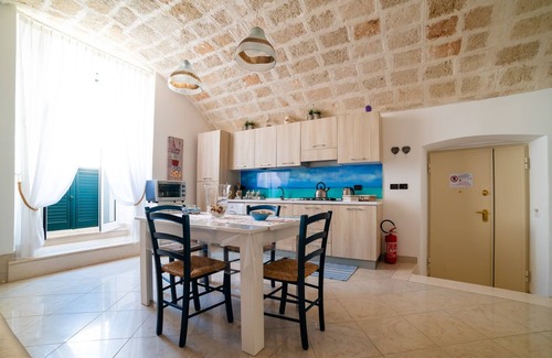 Centro Storico Apartment | Gioia Casa Vacanze: Family-Friendly Apartment for 4